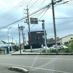 和食・焼き鳥 燈し火 - 店舗から道を渡った斜め前に7台分の駐車場