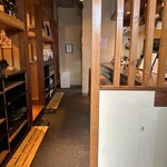 和食・焼き鳥 燈し火 - 右はカウンター席、左は靴をぬいで掘りごたつ席