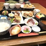 和食・焼き鳥 燈し火 - 燈し火ランチ　税込1,700円　おばんざいの数が多い