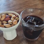 ちろりん村 - ミックスナッツ400円、コーヒー泡盛700円