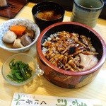 Kunizushi - あなご丼（700円）。あなごの下に海苔が敷かれていて、酢飯とあなご、海苔のハーモニーがたまらない。煮物は上品な薄味でヘルシー。シジミの味噌汁ものん兵衛にはうれしい。オレンジのデザート付き。CPいいです