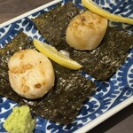 炭火と酒 くろや - 炭火焼き生帆立の磯辺巻き