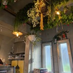 ナナイロフルウツ - 苺がぶら下がっている可愛らしい店内