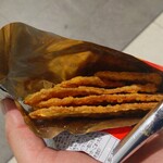 セブンイレブン ハートイン - [数量限定] CoCo壱番屋 いかの姿あげ 旨辛カレー味 (税込)140円 ※開封後 横から (2025.08.13)
