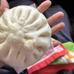 小倉 揚子江の豚まん 本社工場 - で、デカい〜　豚まんは朝ごはんにいただきます