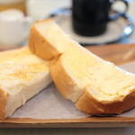 ダウンビート - 料理写真:トースト（バター）。