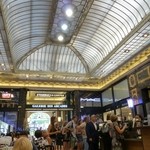 Starbucks Coffee - 店内から、シャンゼリゼ通り方向