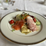 メインダイニングルーム - 前菜（サーモン、湯波、ローストポーク）