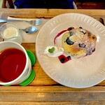 prato cafe - ベリーチーズ系のマフィンかな