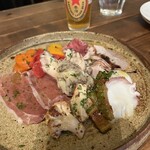 アグーリ - 前菜盛合わせだけで軽く飲むのもオススメ