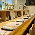 居酒屋 こま - カウンター席。写っていませんが小上がりもあります。