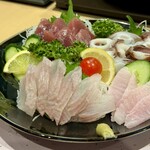 居酒屋 こま - 刺身三点盛り（1,100円）×2を一皿に盛ってもらいました。