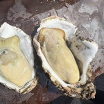 Uo Uriba Morita Suisan Nakaminato Uo Ichiba Mae - 生牡蠣　裏返しにして別角度