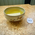 萬御菓子誂處 樫舎 - こちらのお茶からしてひと口飲んだだけで別格の美味しさで、思わず「うわっ美味し！(お茶の風味が)甘〜？！」と小さく叫びました笑