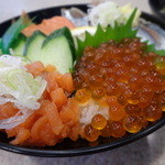 平禄寿司 - 「秋の豊漁丼　￥734」イクラメインで撮ってみました