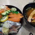 Heirokusushi - 「秋の豊漁丼　￥734」味噌汁付き
