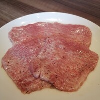 焼肉うしごろ 新宿三丁目店 - 究極の黒タン 薄切り
