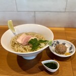 らーめん かねかつ - キンキンに冷えたしおら〜めん✨とおかみのシウマイ✨
      手前は大葉ソース✨