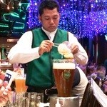 Hopf Brew House - ビールを注いでいます