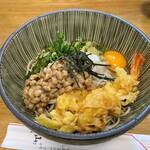 そば処 一山 - 田舎そば天ぷら・納豆入り・大・冷たいの(2025/6)