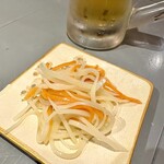 酒々落菜 - 人参とじゃがいもシビ辛ピーナッツ油和え。青山椒がピリッとアクセント