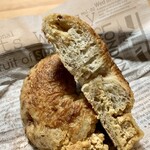 パン マニフィック - キャラメルクリームチーズとアーモンドのベーグル ¥280