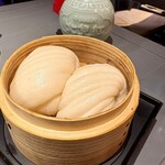 酒々落菜 - ふっくら柔らかい蒸しパンは飛騨豚骨付酢豚とともに。