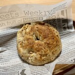 パン マニフィック - キャラメルクリームチーズとアーモンドのベーグル ¥280