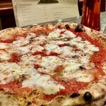 白金 イゾラ - トマトのピザ