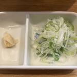 手打ちうどん 上を向いて - 薬味（生姜 ネギ）