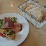 クッチーナ・イタリアーナ・スタジオーネ - Ａランチの前菜とパン（２人分）です
