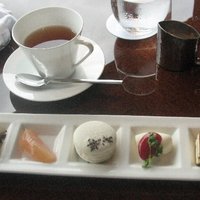 レストラン＆バー Level 36 - デザートと紅茶　左からアイスクリーム、梨コンポート、マカロン、パンナコッタ、ティラミス