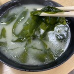 活魚料理 びんび家 - ワカメたっぷり味噌汁