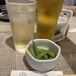 炭火焼鳥 三久 - ハイボール　お通し枝豆