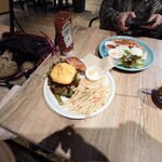 タチヒビーチ那須 - 向こうにガーリックシュリンプ