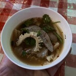 タイ屋台メシ モンティ 13 - トゥルンとした牛の内臓がプカプカ浮いてます