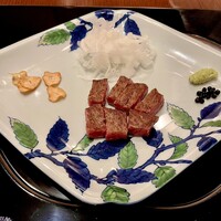 表参道うかい亭 - メインディッシュはサーロインステーキ！淡路の玉ねぎと自家製のポン酢、醤油、生の黒胡椒、おろし山葵、目の前鉄板で丁寧に仕上げてくれたガーリックチップもあります(^^)そのままでも本当に美味しい。