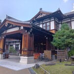 メインダイニングルーム 三笠 - ホテル玄関　昔、渥美清さんの映画撮影もされた画角