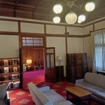 メインダイニングルーム 三笠 - ピアノのある居間、ホテル利用者は誰でも入室可