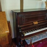 メインダイニングルーム 三笠 - 製造から100年を超え、戦争の災禍も逃れた歴史的なピアノ。