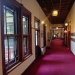 メインダイニングルーム 三笠 - 本館廊下、右側壁面に歴代皇室訪問時のお写真