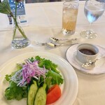 メインダイニングルーム 三笠 - フレッシュサラダに醤油ベース和風ドレッシング