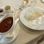 メインダイニングルーム 三笠 - ビーフカレー配膳時