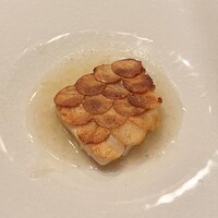 表参道うかい亭 - 今回特に感動した逸品！イサキのベニエ風
                    ウロコ上に整えられたポテトをカリッとするまで鉄板で丁寧に揚げ焼き。仕上げに注がれるソースには貝のお出汁がたっぷり…パンで最後まで余さずいただきマシタ。