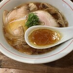 ラーメン屋 トイ・ボックス - 【ワンタン醤油ラーメン＝スープ】