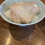 ニューハルピン - 簡易チャーシュー丼、スープかける前ですが刻み玉葱をちょっと残しつつなスープかけたら更に美味いかったかも､､､