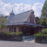 メインダイニングルーム 三笠 - 敷地内の教会聖ラファエル。この前が駐車場とならまちエリアへの通用口