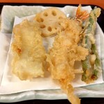天丼てんや 浅草店 - 天ぷら4品。海老、イカ、レンコン、インゲン
