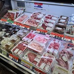 名産松阪肉 朝日屋 - 松坂牛以外にも様々な肉が並び、なんでも買えます