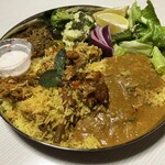 バンゲラズスパイスビストロ＆カフェ - 屋敷にあるものを添えてベジビリヤニを盛りつけたサマ